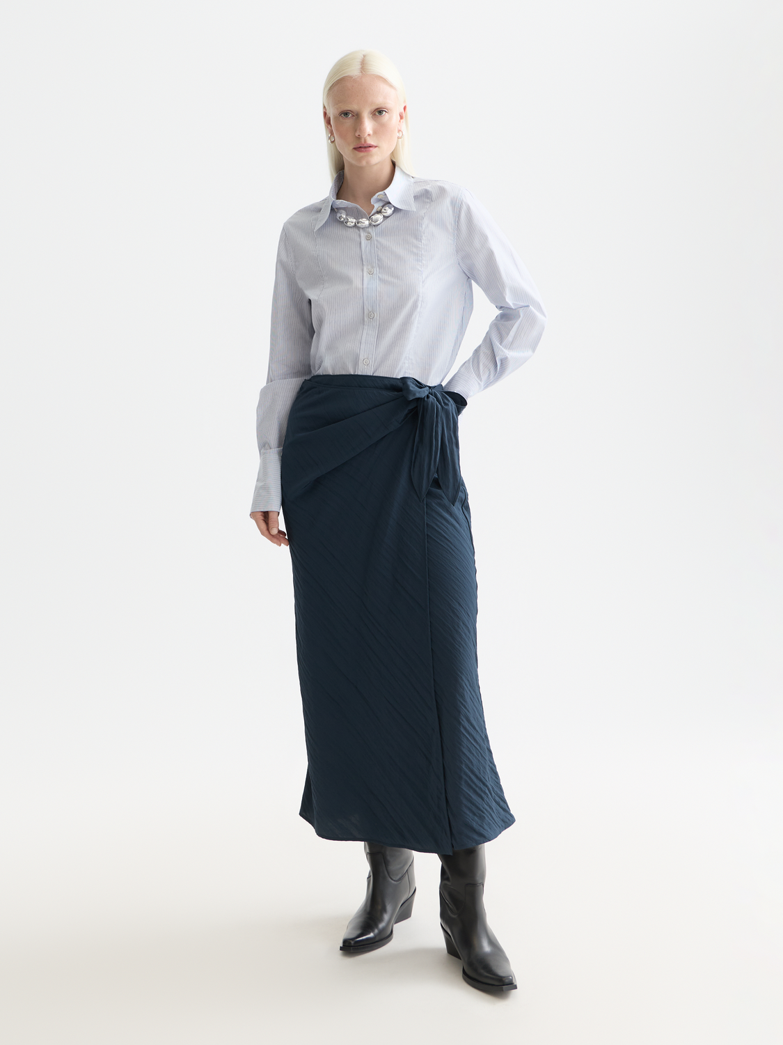 Scotch & Soda midi wrap skirt in a stylish design, featuring a fitted waist and flowing fabric, perfect for a chic look.