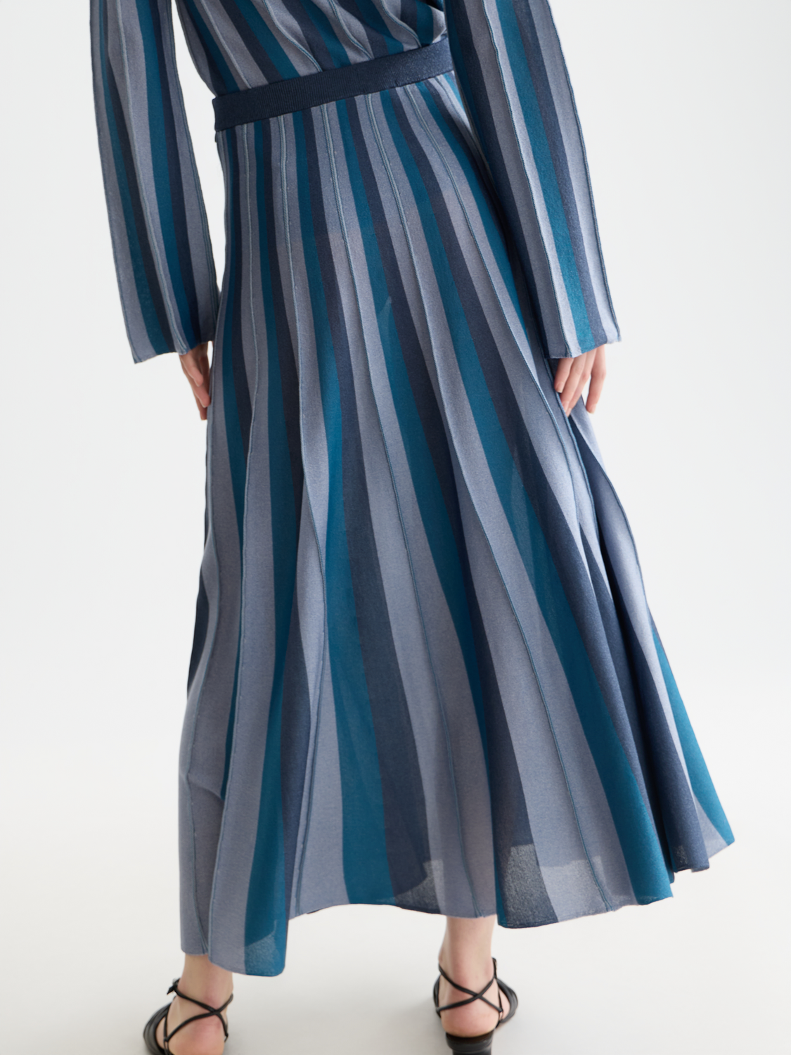 Pleated knit midi skirt from Scotch & Soda, showcasing a flowy silhouette and textured fabric in a stylish design.