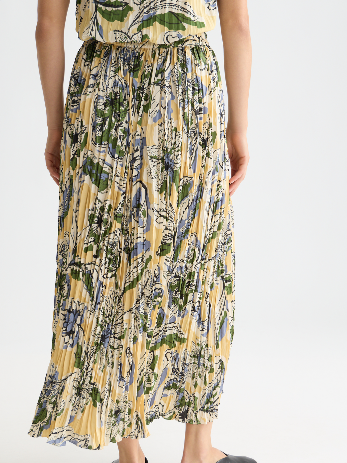 Printed micro pleat skirt from Scotch & Soda, featuring a lightweight, flowy design with intricate pattern details.