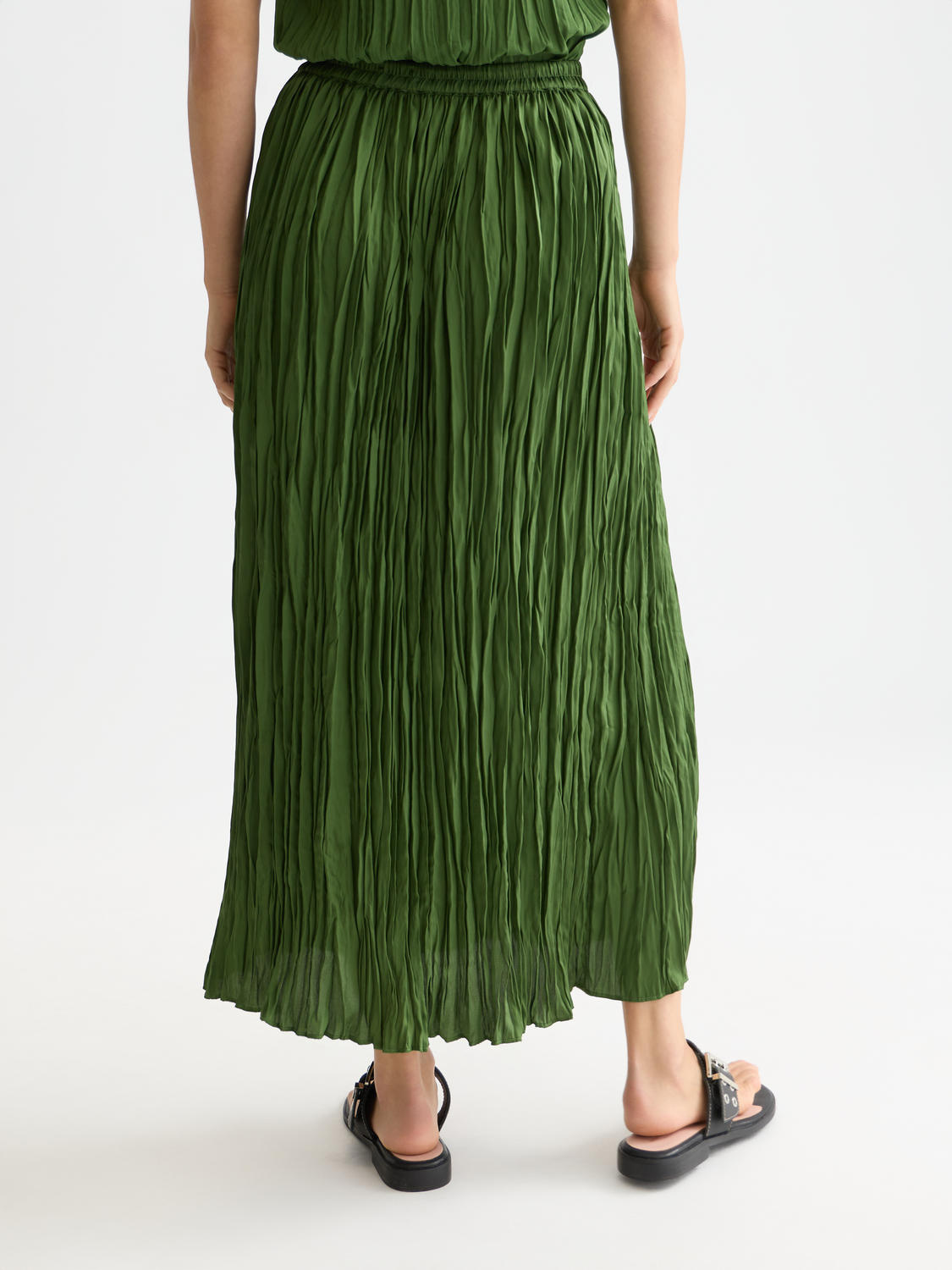 Micro pleat skirt from Scotch & Soda, shown from the back, featuring a high-waisted design with fine pleats and a sleek silhouette.