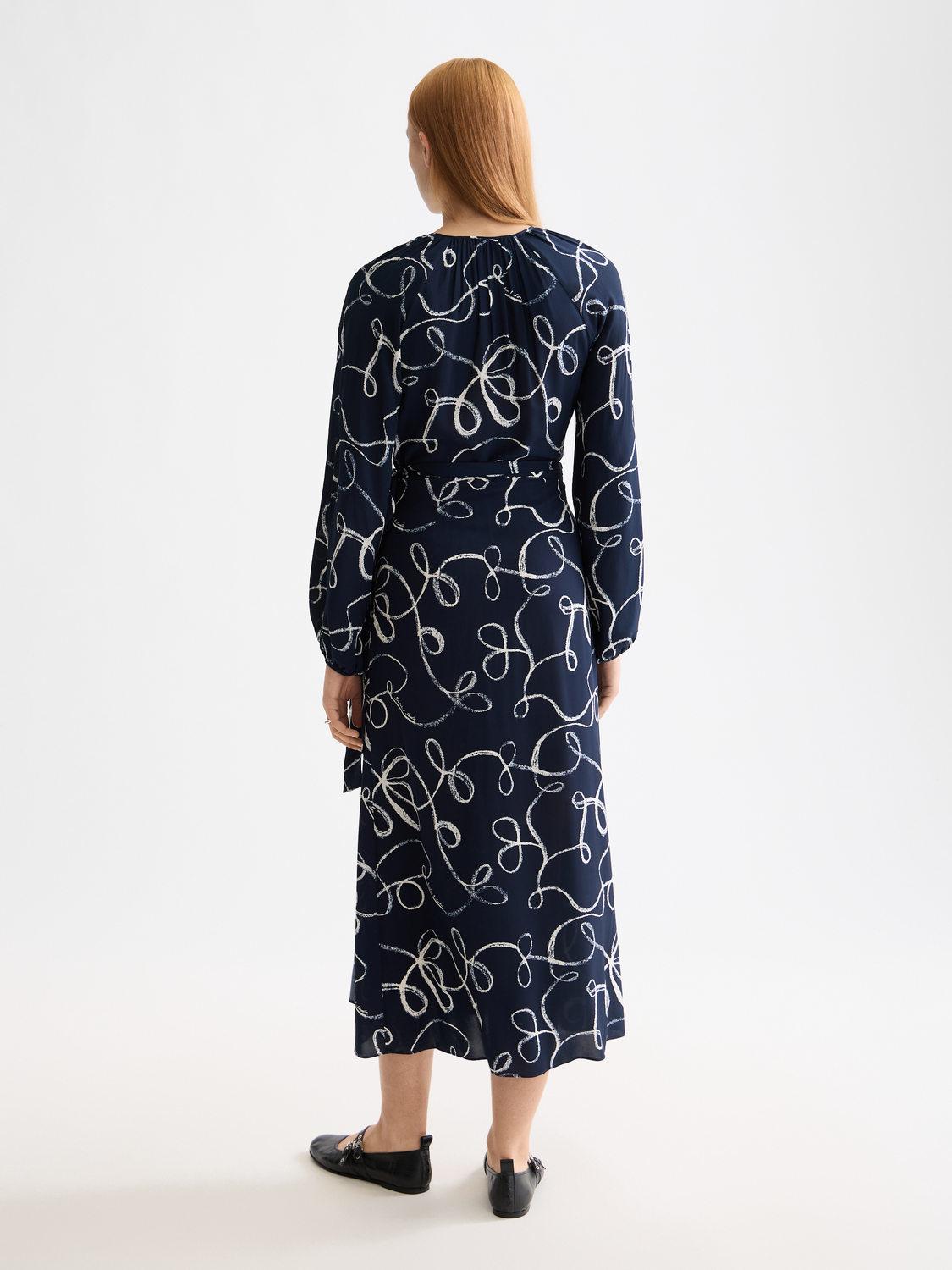 Scotch & Soda midi wrap dress in black with long sleeves, featuring a stylish V-neck and tied waist, perfect for elegant occasions.
