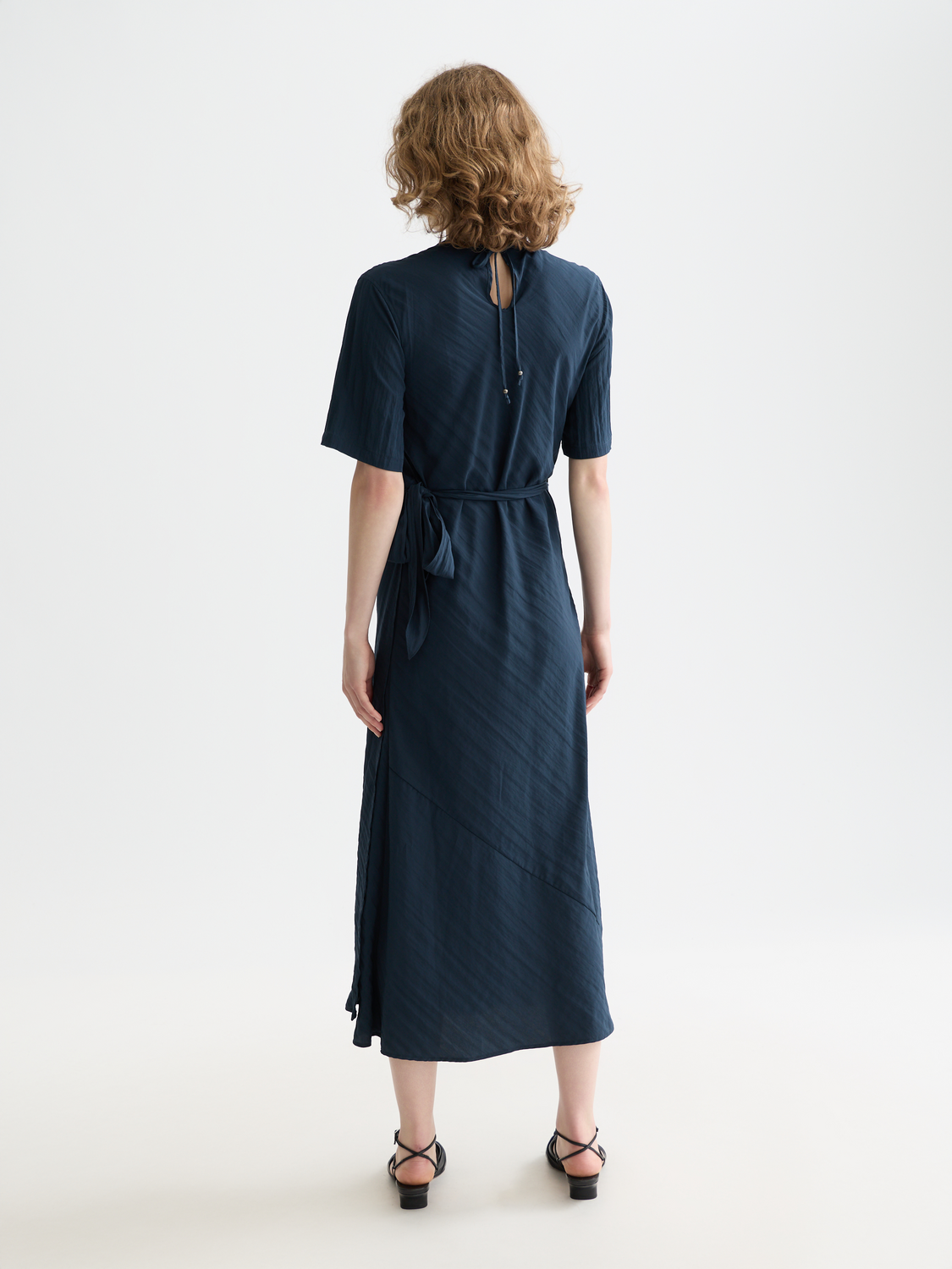 SCOTCH & SODA tie wrap dress with V-neckline and short sleeves in a relaxed silhouette