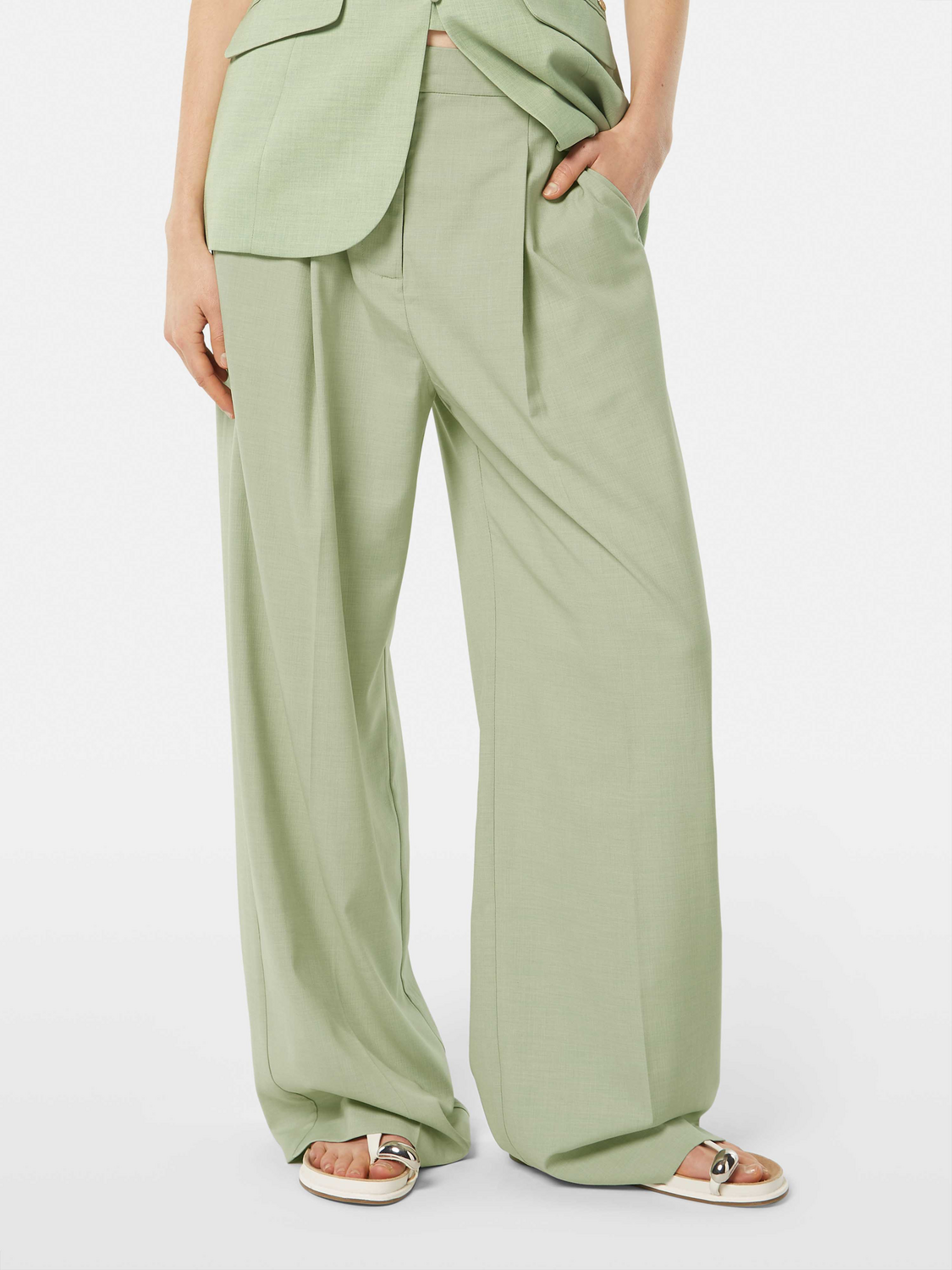 Wide-fit rose-colored pants by Scotch & Soda with relaxed fit and stylish design, displayed on a model in the image.