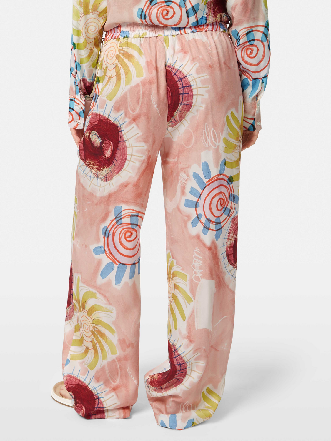 Wide-fit Gia pants by Scotch & Soda, shown from the back in dark fabric with relaxed fit and subtle stitching details.