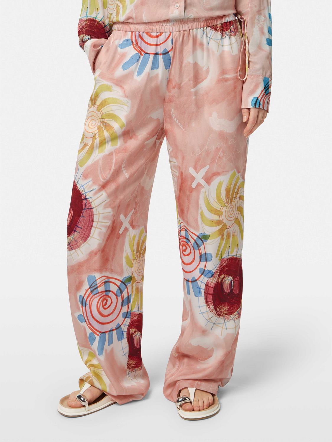 Wide-fit Gia pants by Scotch & Soda, featuring a relaxed fit, lightweight fabric, and stylish design, worn by a model.