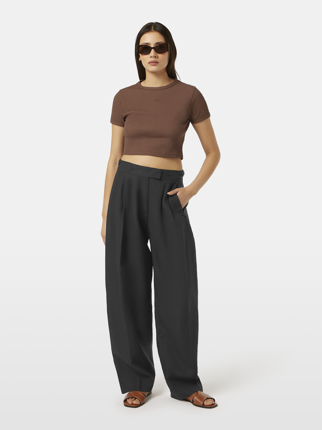 Scotch & Soda Quinn pleated pants in neutral fabric, shown on a model with a tailored fit and classic design.