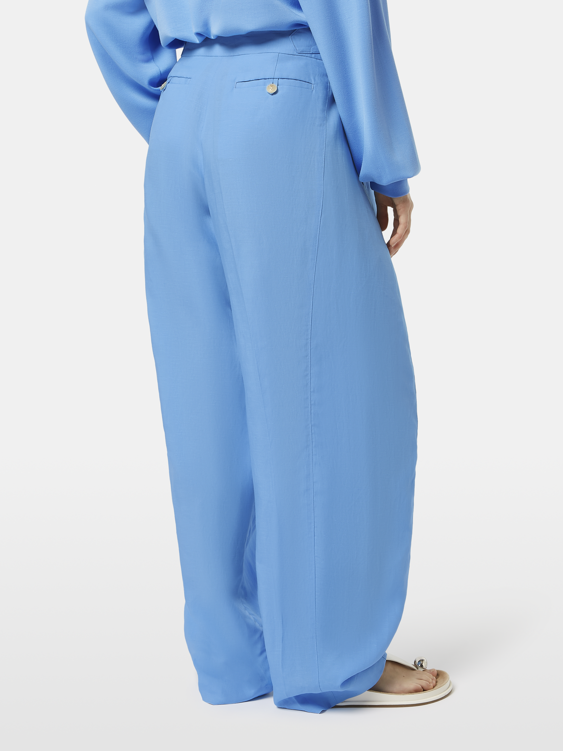 Scotch & Soda Quinn pleated pants in dark fabric, front view showing tailored design and pleats for a stylish look.