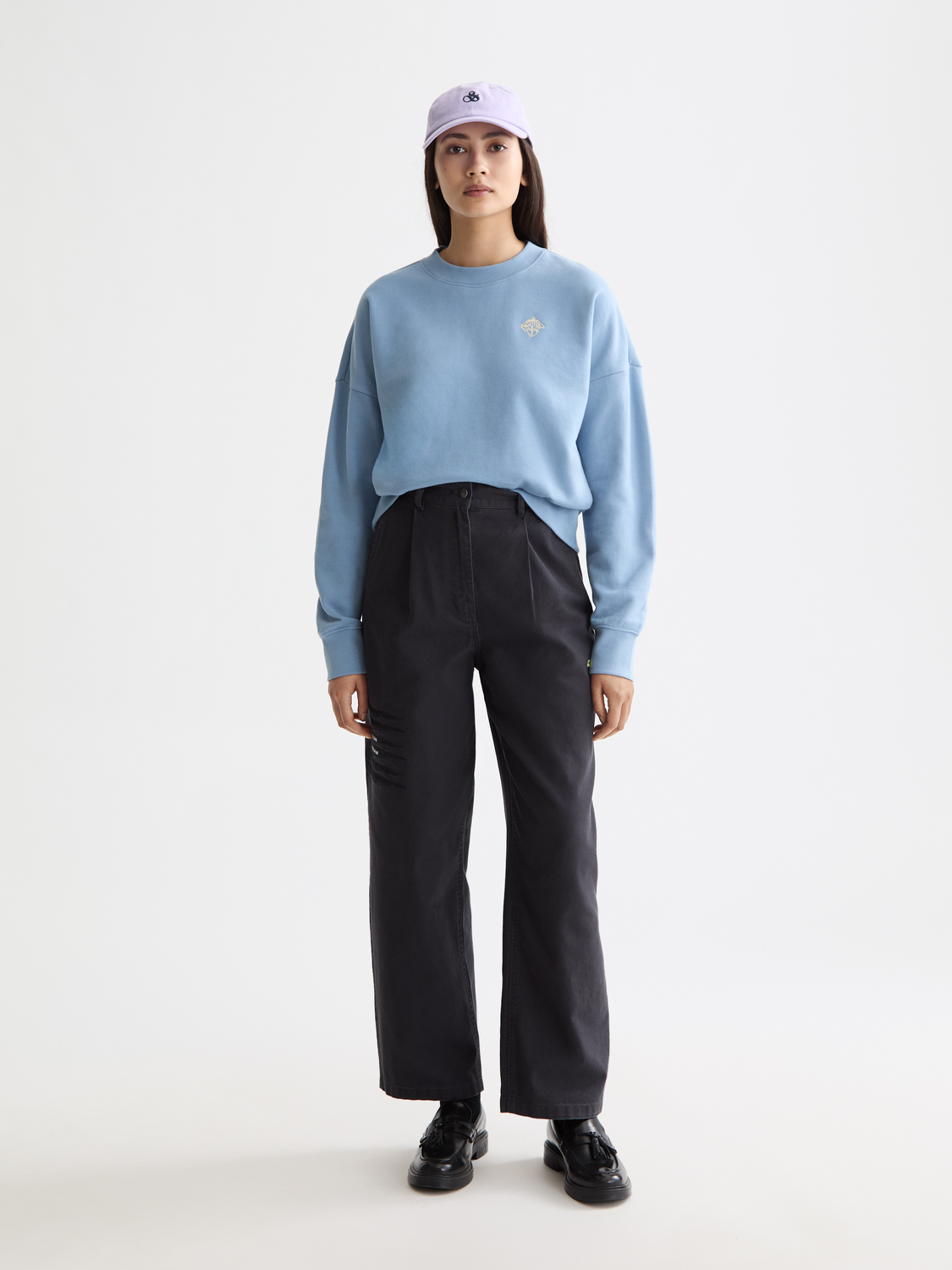 Raine wide-fit pants by Scotch & Soda featuring a relaxed fit and stylish design, shown on a model against a neutral background.