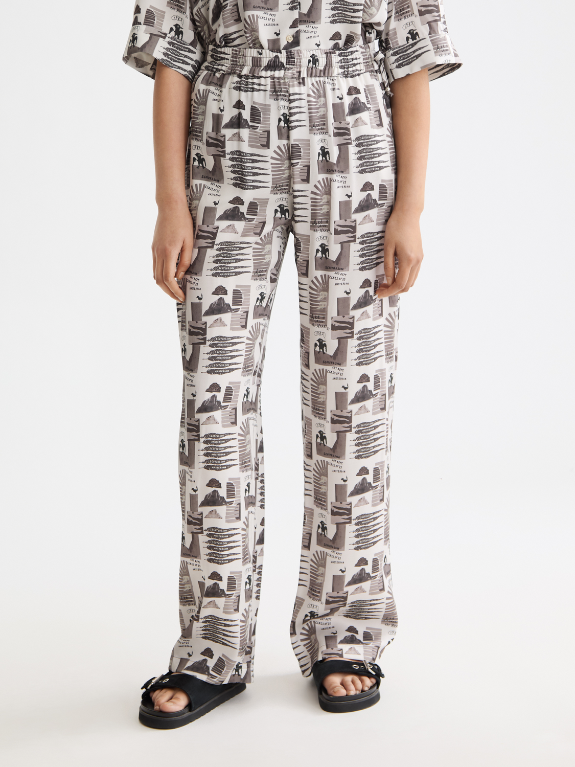 Scotch & Soda Gia wide-fit pants in a neutral color, shown from the front on a model, highlighting the relaxed fit and tailored design.