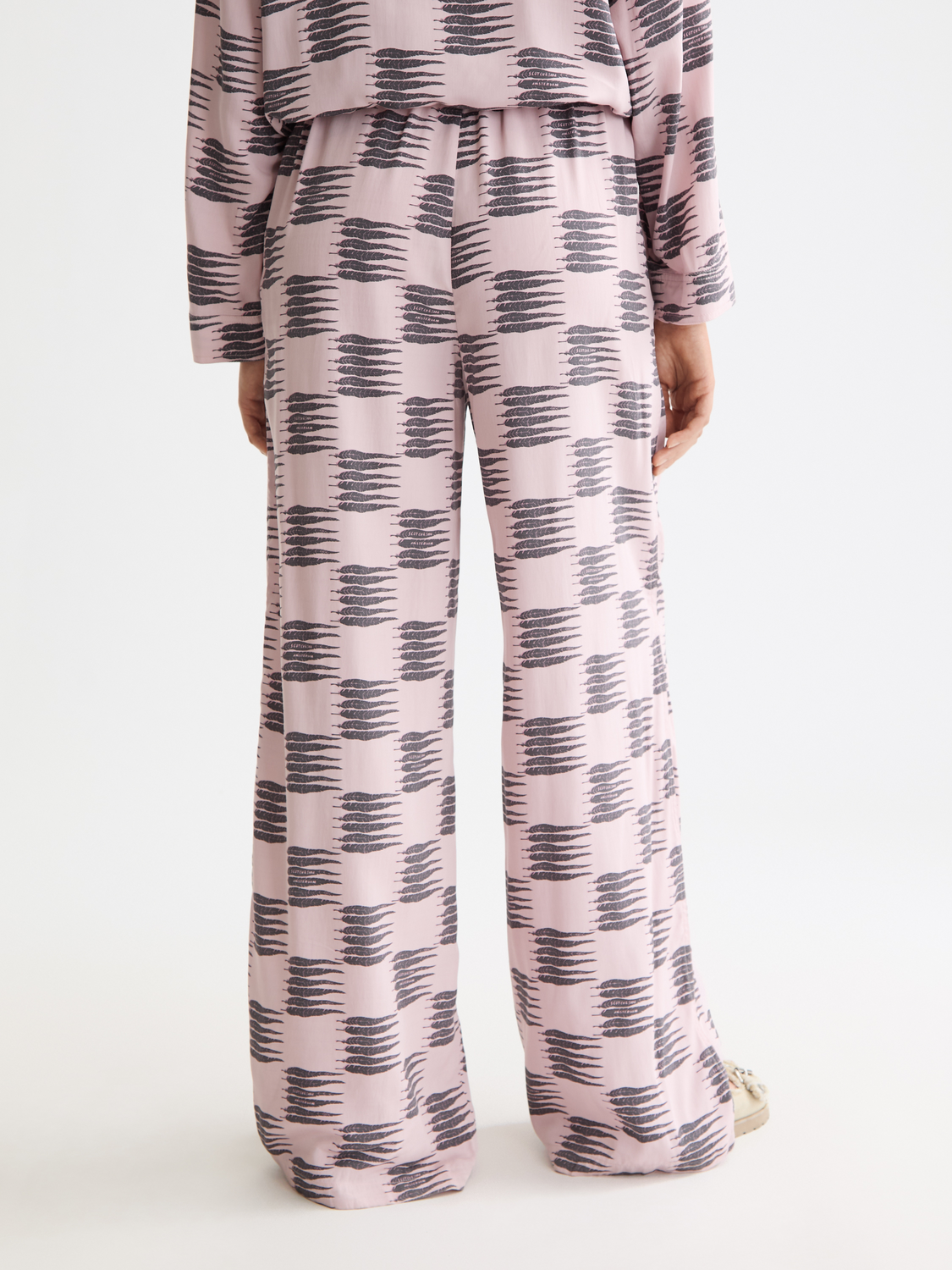 Eleni wide-fit pants by Scotch & Soda, with a relaxed fit and high waist, shown from the back in dark denim fabric.
