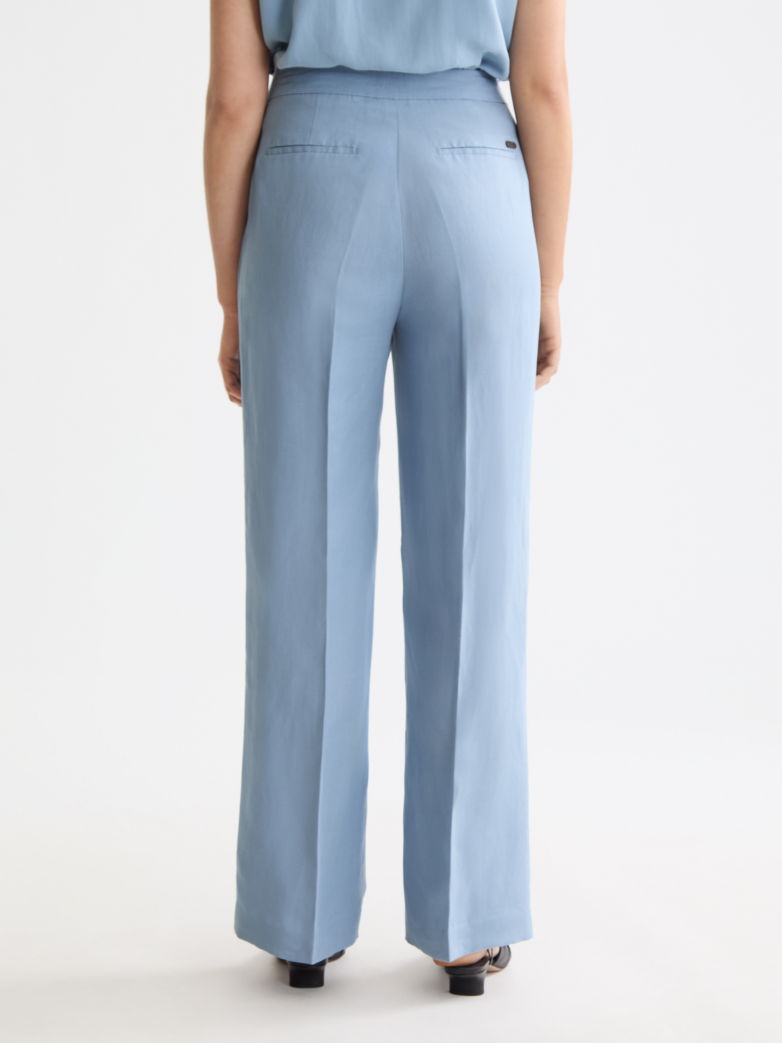 Edie wide-fit pants by Scotch & Soda, featuring a relaxed fit and stylish design, shown from the back.