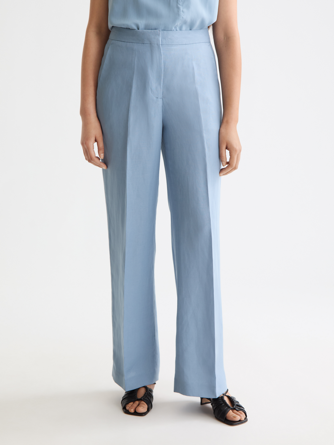 Scotch & Soda Edie wide-fit pants in dark denim with a relaxed fit and classic five-pocket design, shown on a model.