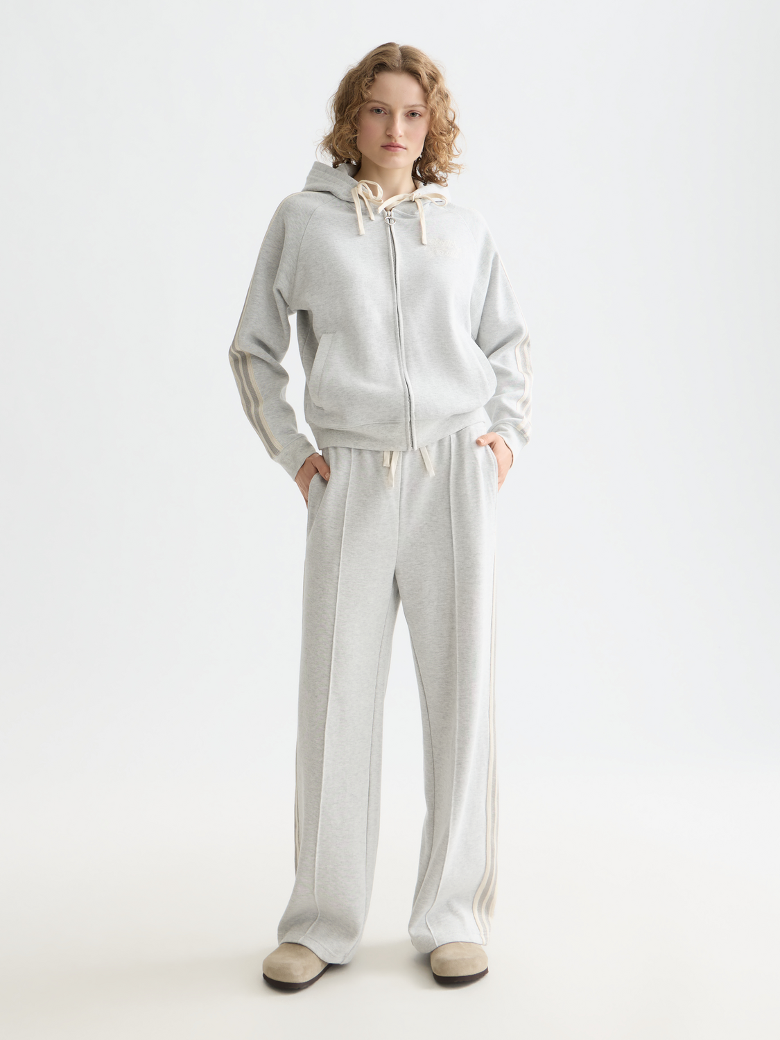 Black Scotch & Soda interlock sweatpants with a relaxed fit and elastic waistband, displayed on a model.