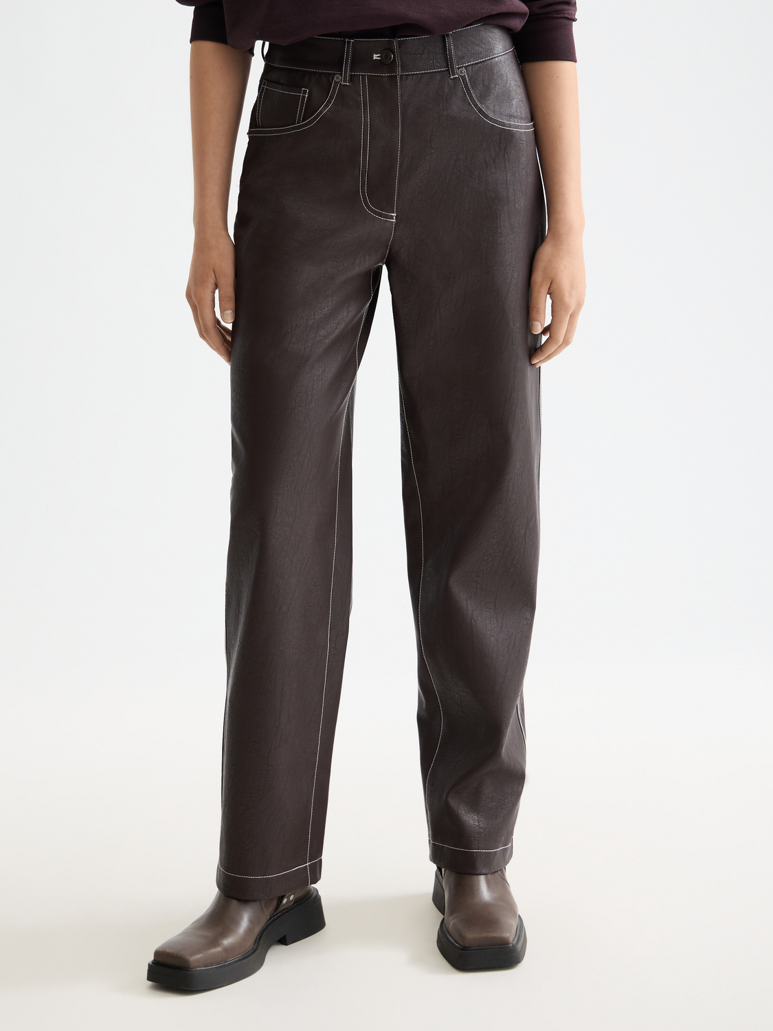 SCOTCH & SODA Aurora faux leather pants shown in a close-up, featuring a sleek black finish and fashionable fit.