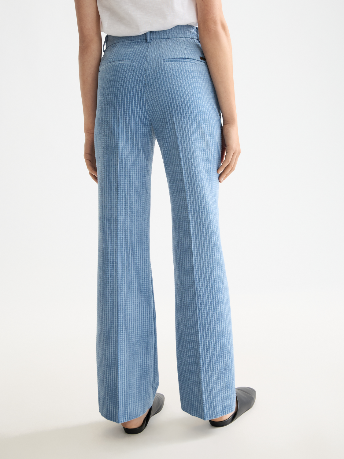 Violet Scotch & Soda kick flare pants with high waist and wide leg, shown on a model against a neutral background.