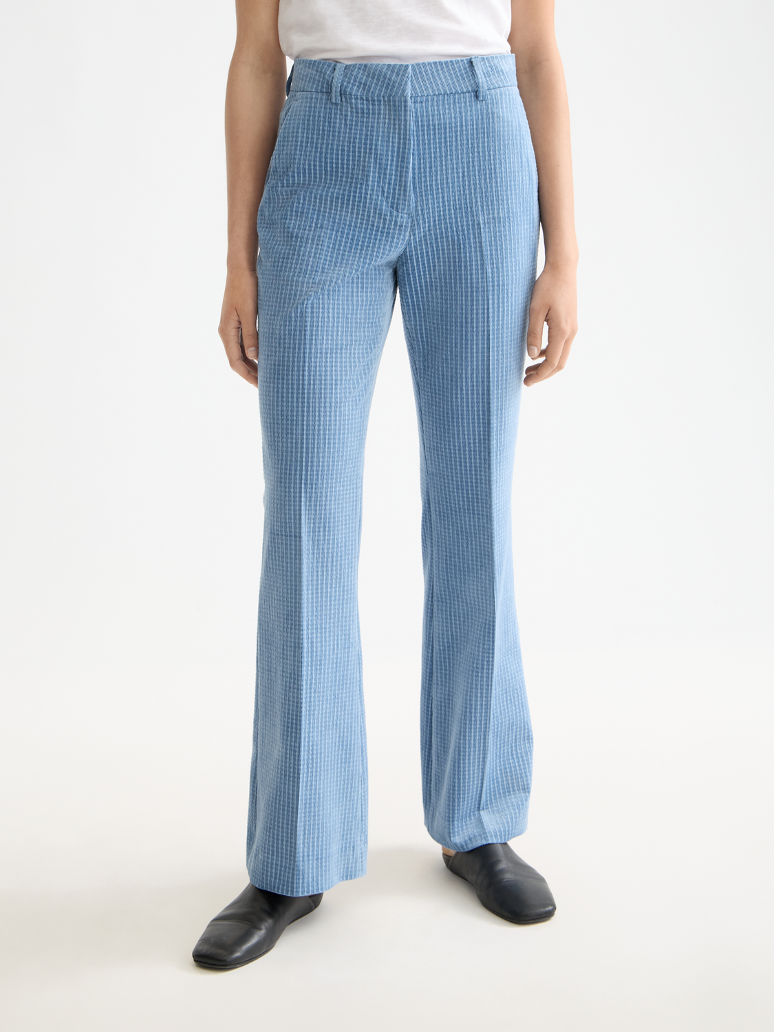 Violet Scotch & Soda kick flare pants with high waist and wide leg, shown on a model against a neutral background.