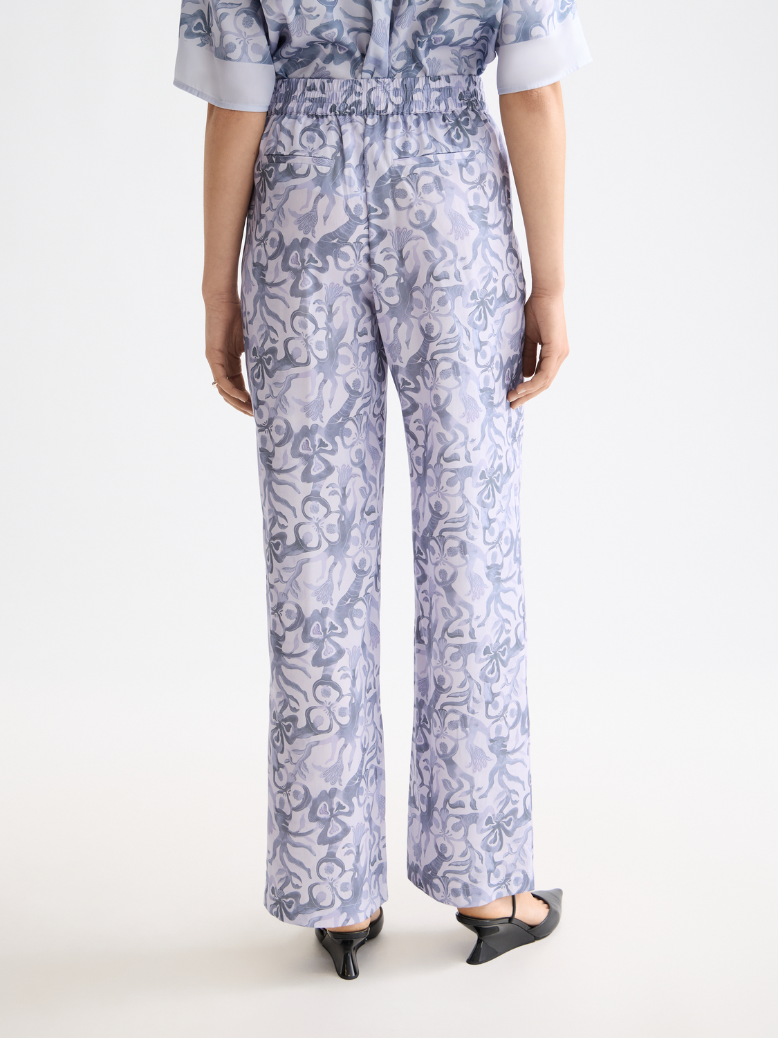 Back view of Scotch & Soda Gia wide-fit pants in neutral fabric, featuring a relaxed fit and stylish design.