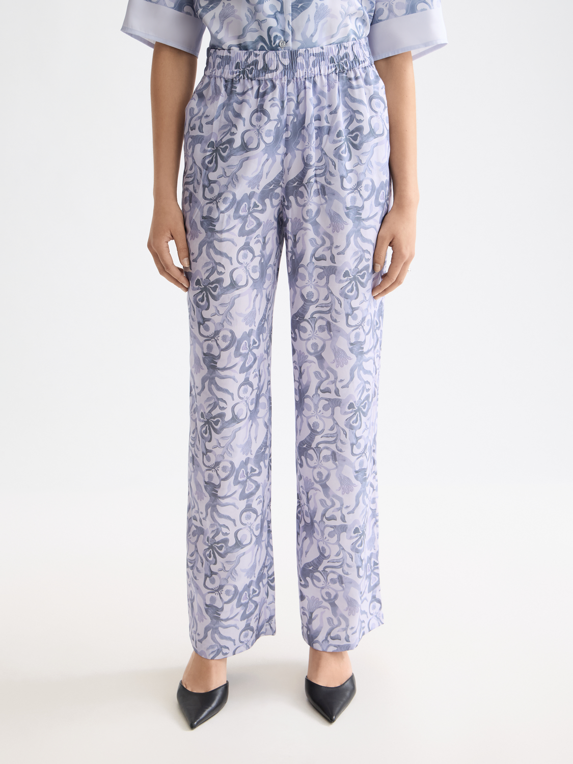 Wide-fit Gia pants by Scotch & Soda featuring a relaxed fit and stylish design, shown in a neutral color.