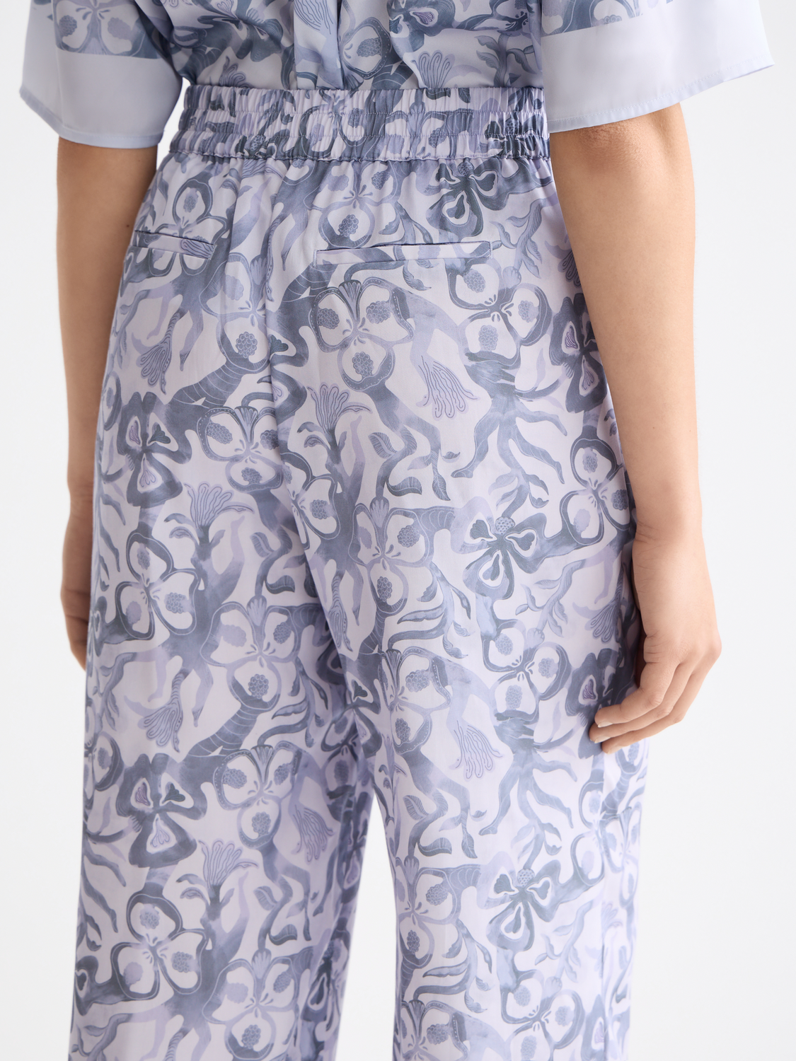 Wide-fit Gia pants by Scotch & Soda featuring a relaxed fit and stylish design, shown in a neutral color with detailed stitching.