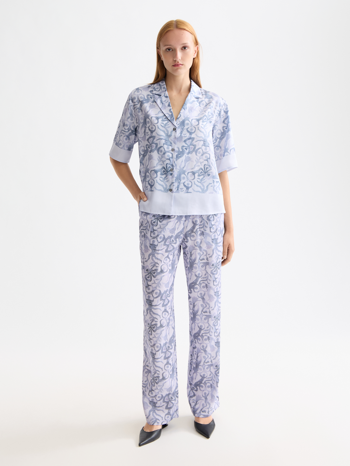 Scotch & Soda Gia wide-fit pants in dark fabric, featuring a relaxed fit and stylish design, shown on a model.