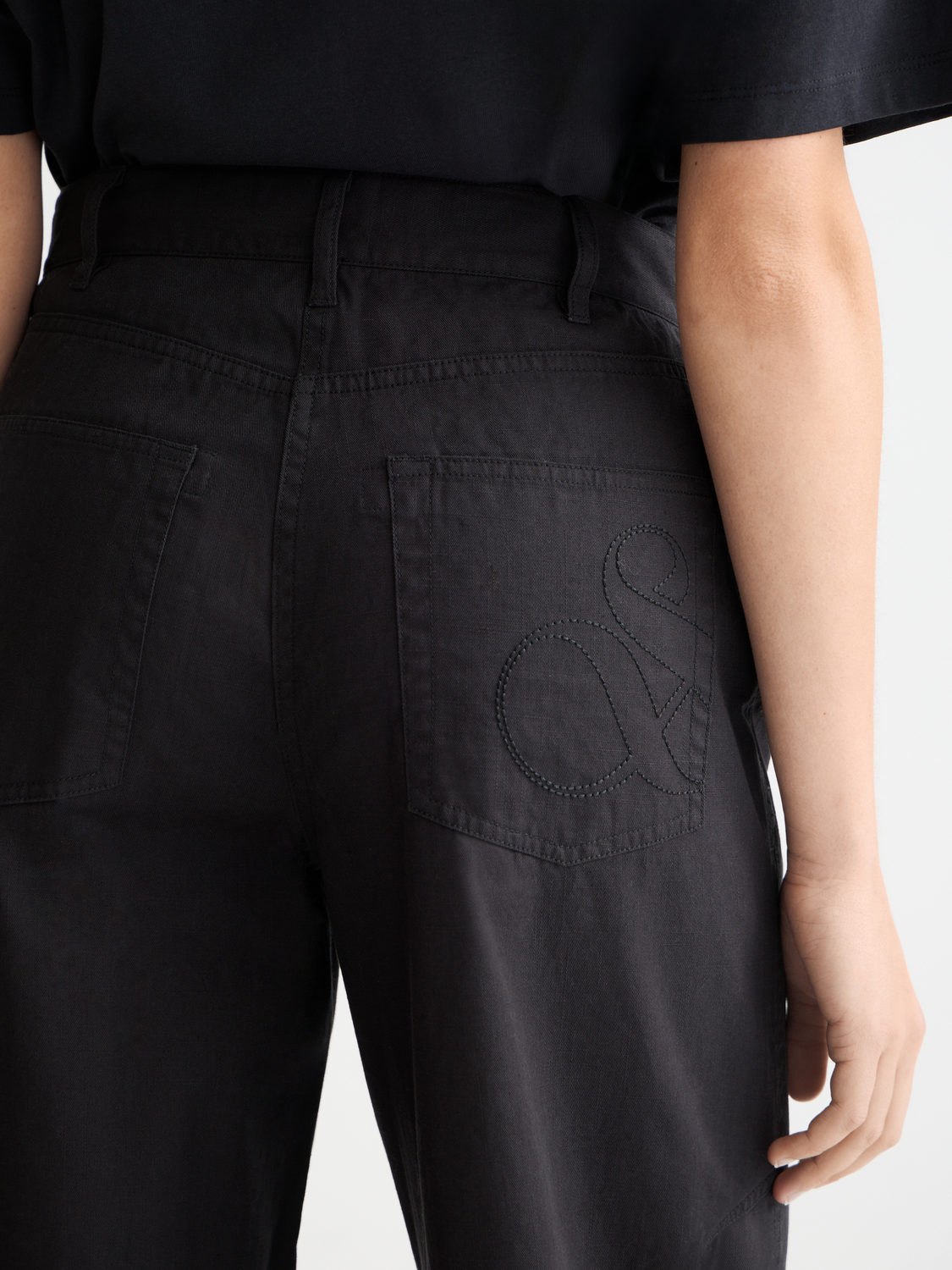 Scotch & Soda Lotus barrel leg pants in neutral fabric, featuring a relaxed fit and stylish design, displayed on a model.