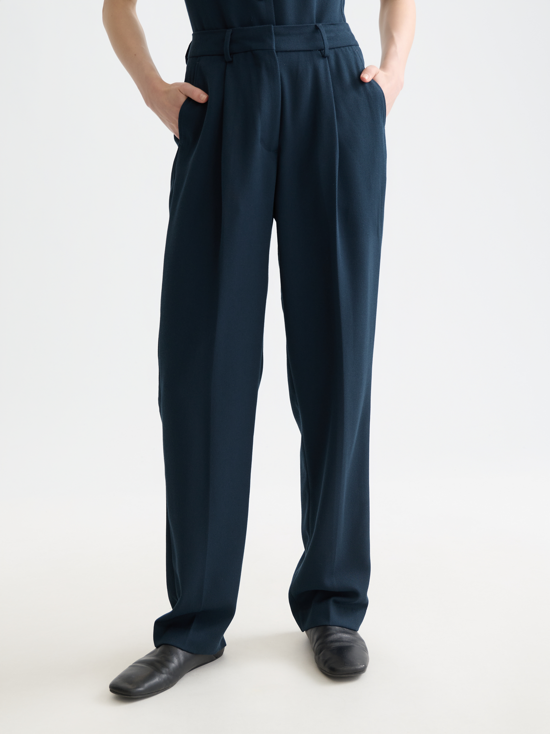 SCOTCH & SODA Robyn tapered leg pants in a slim, tapered silhouette