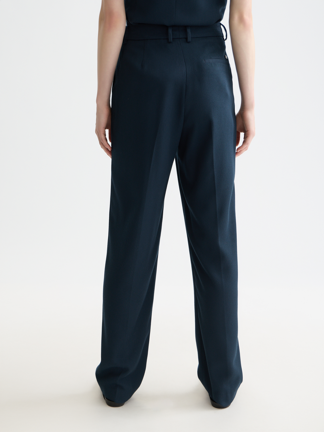 SCOTCH & SODA Robyn tapered leg pants in a slim silhouette with a clean, modern finish