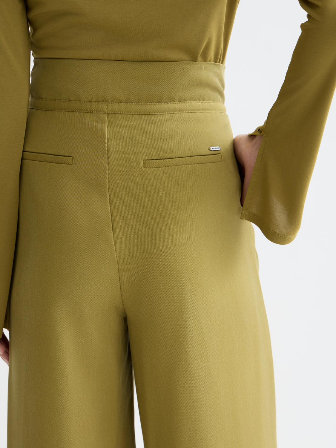 SCOTCH & SODA June wide-fit pants in a relaxed silhouette")]

//