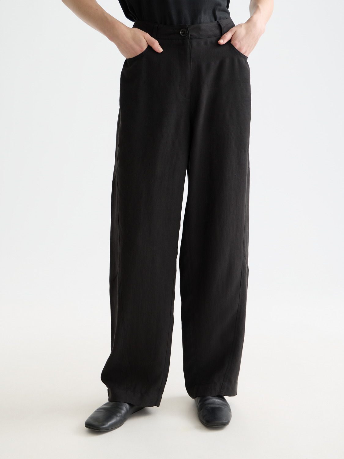 Scotch & Soda Lotus barrel leg pants in dark fabric, shown on model with relaxed fit and stylish design details.