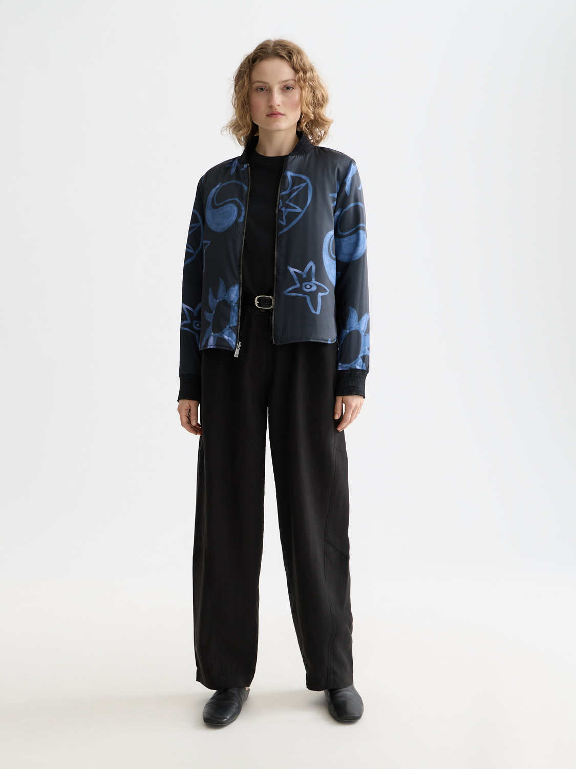 Scotch & Soda Lotus barrel leg pants in neutral fabric, featuring a relaxed fit with a high waist and wide leg design.