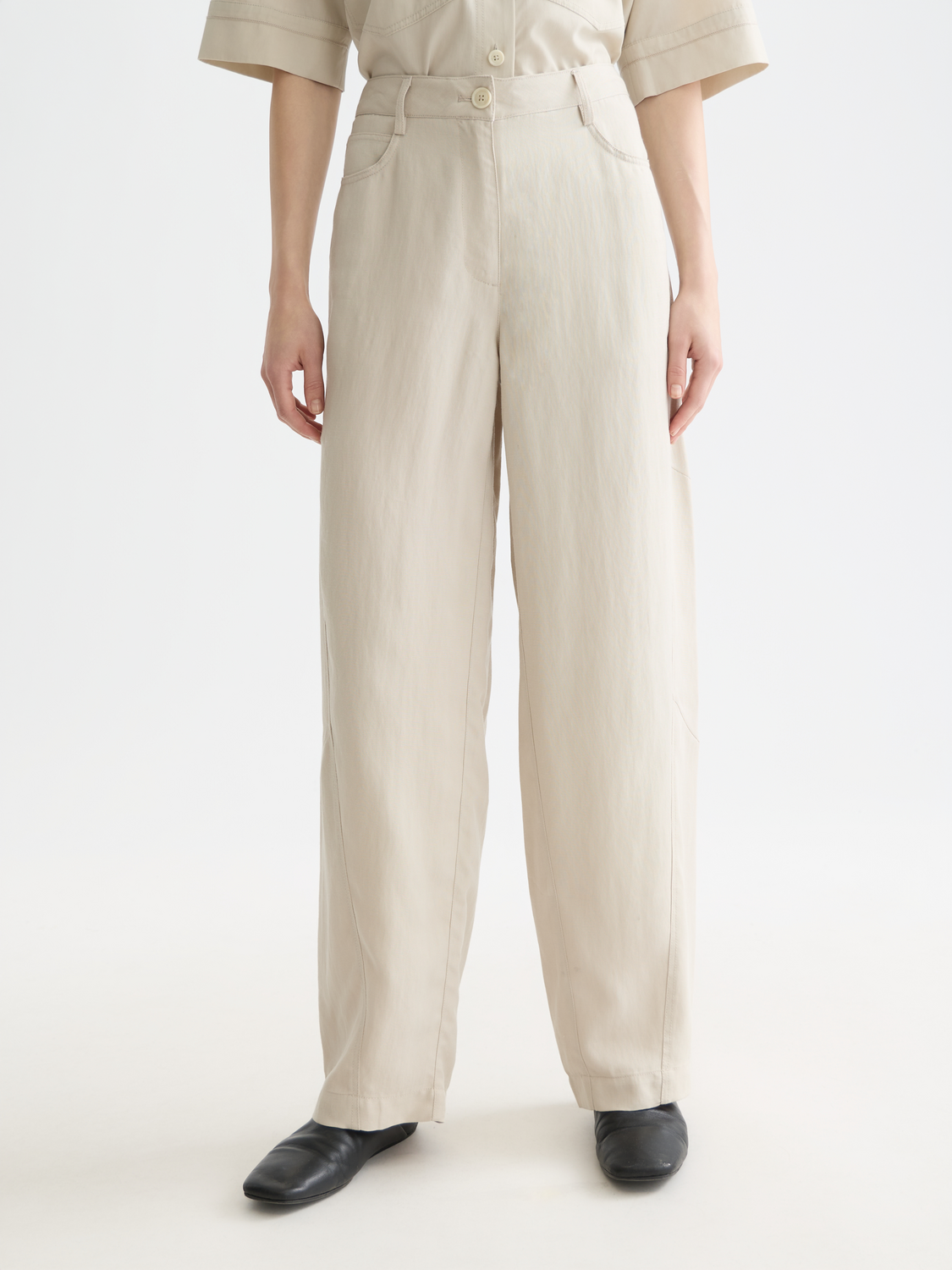 Scotch & Soda Lotus barrel leg pants in dark fabric, featuring relaxed fit and stylish design, shown on a model.