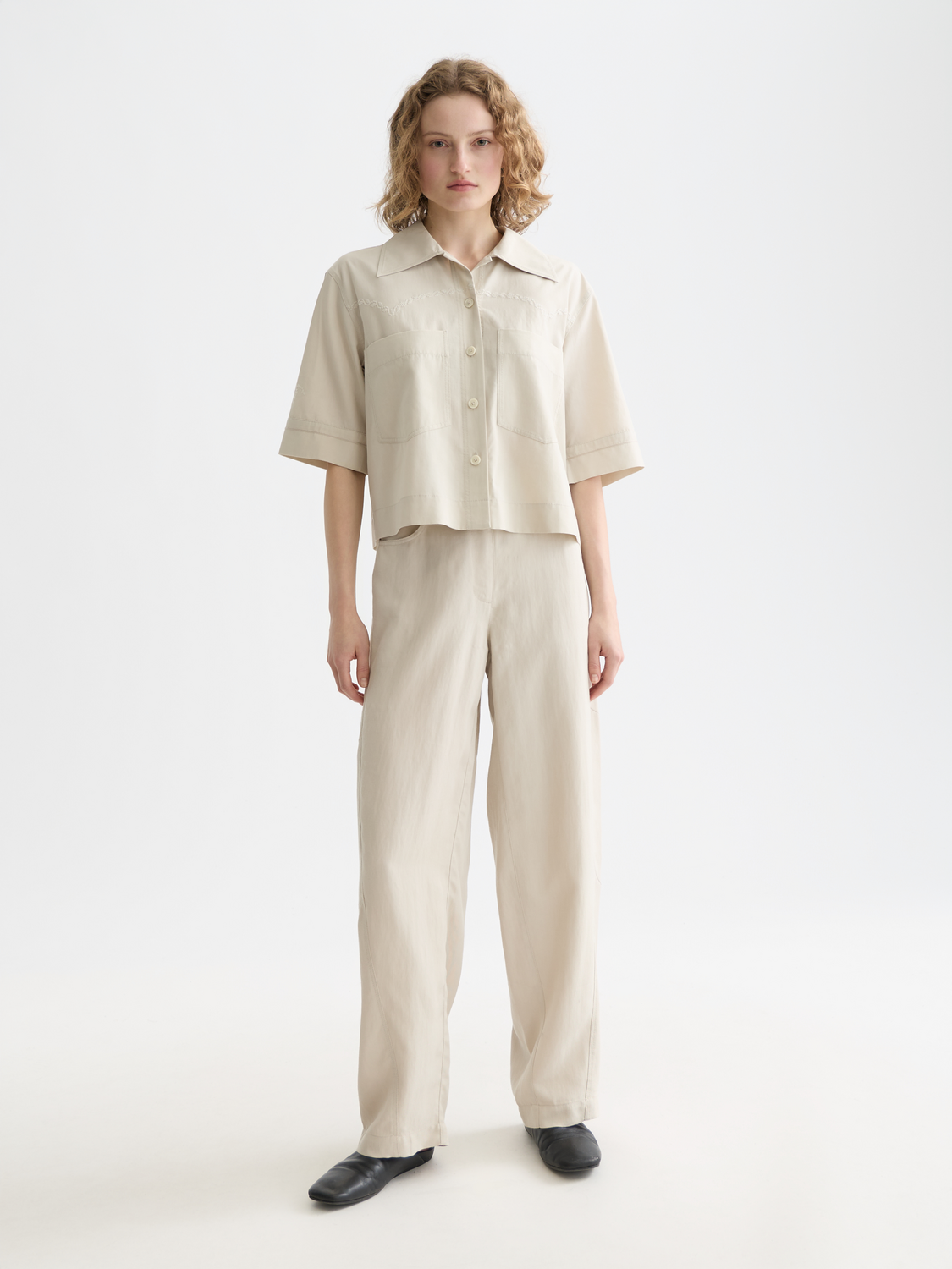 Scotch & Soda Lotus barrel leg pants in black, featuring a relaxed fit, high waist, and stylish silhouette.