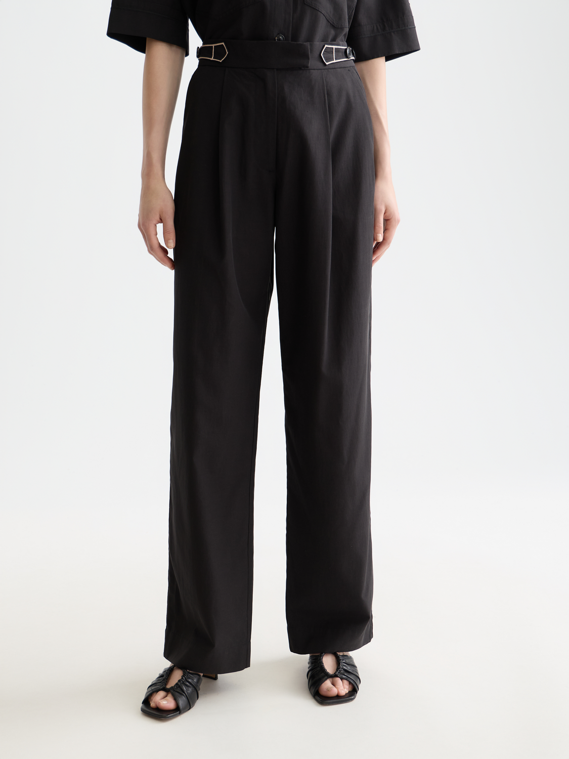 Scotch & Soda Quinn pleated pants in neutral fabric, front view showcasing tailored design and classic pleats.