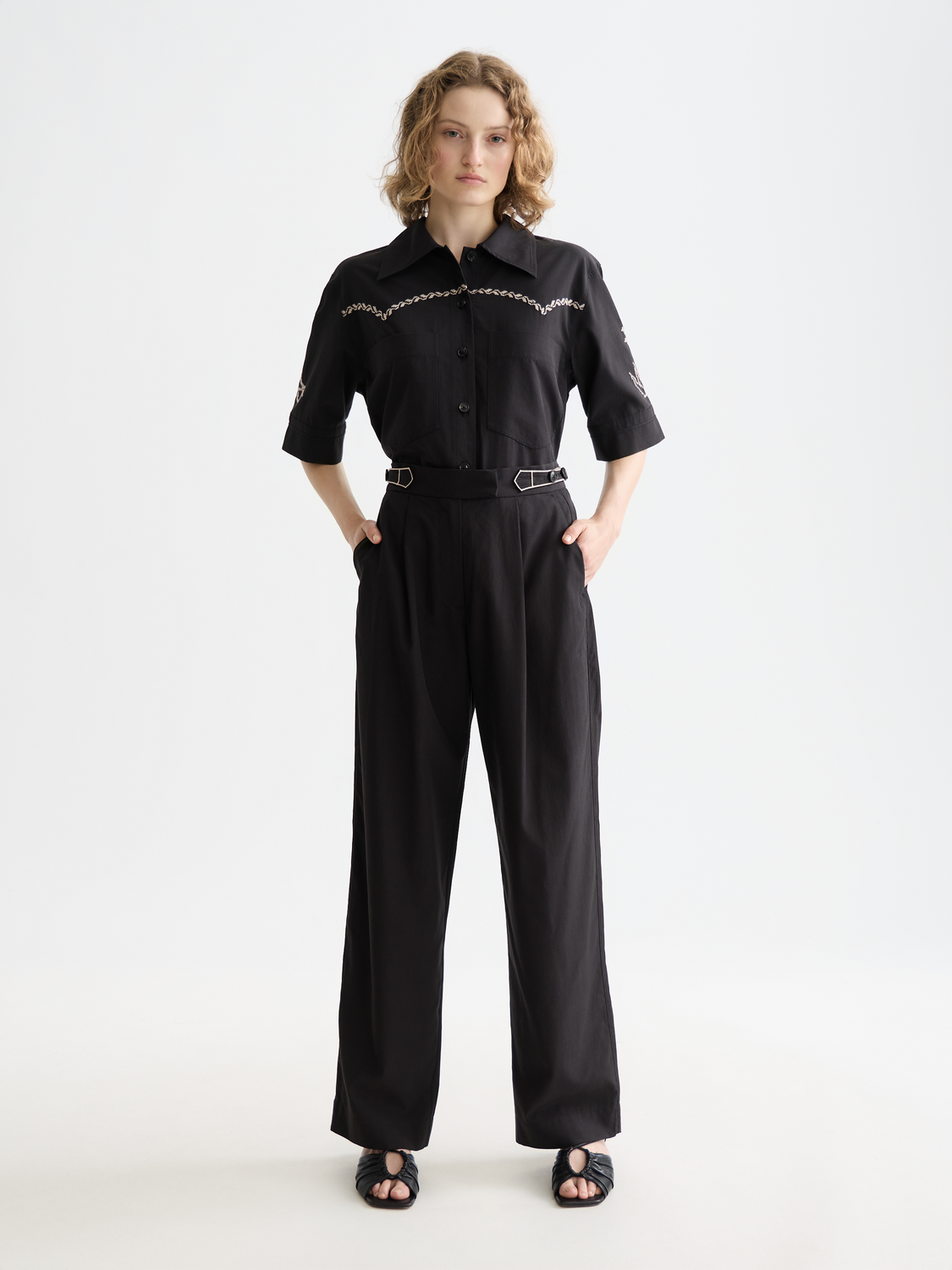 SCOTCH & SODA Quinn pleated pants featuring a tailored fit and classic design, shown in a neutral color.