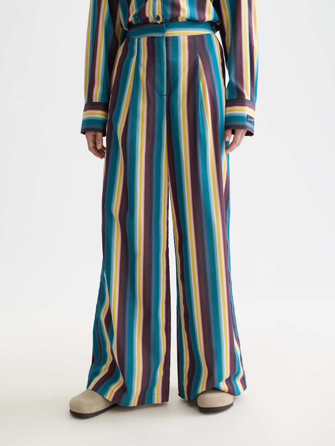 Eleni wide-fit pants by Scotch & Soda shown in a relaxed fit with a high waist and wide legs, in a neutral fabric.