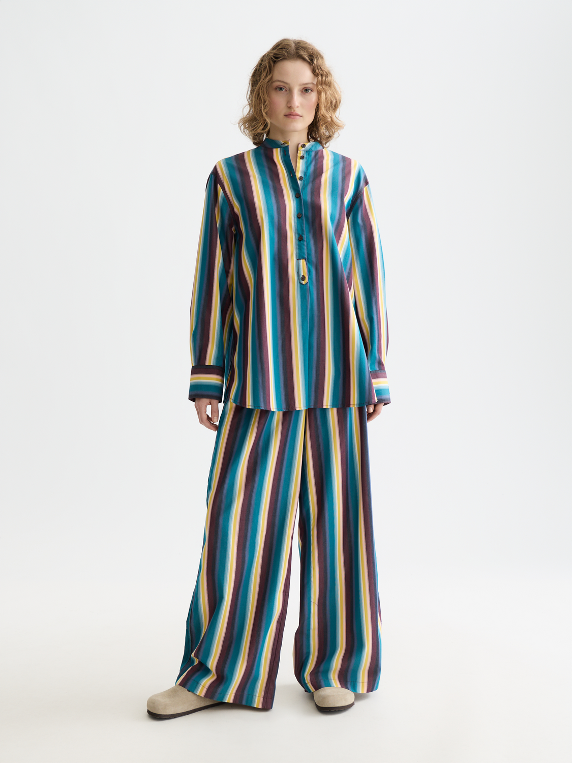 Eleni wide-fit pants by Scotch & Soda, beige high-waisted trousers with a relaxed fit and wide legs, hanging on a hanger.