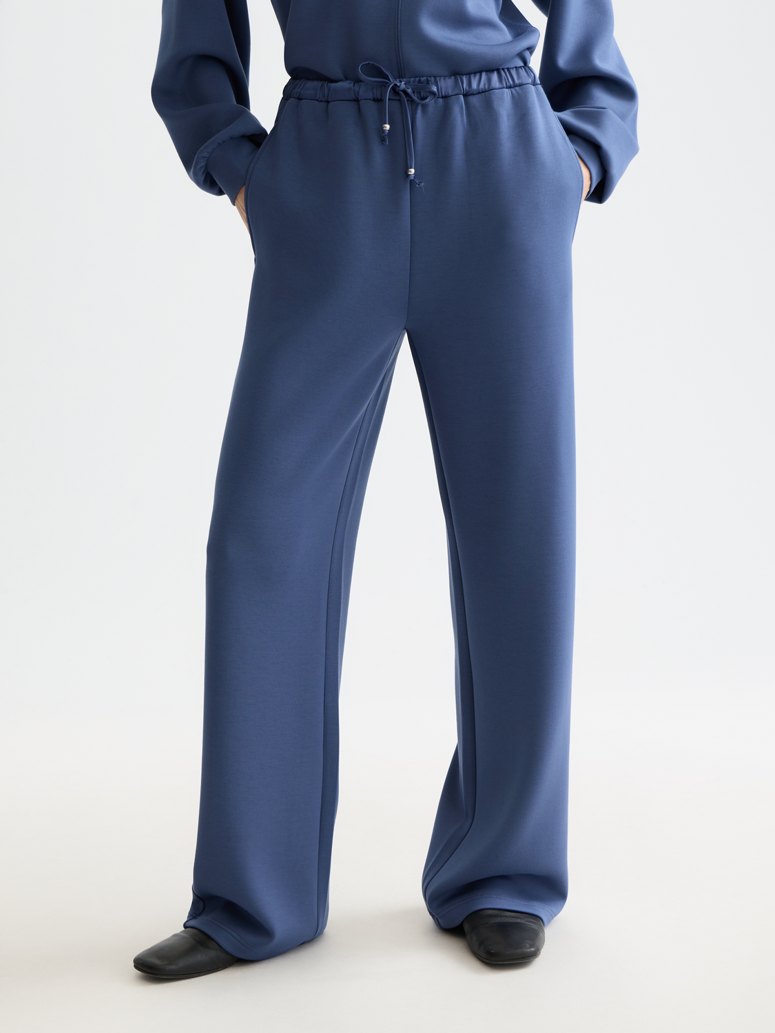 Soft beige Scotch & Soda modal sweatpants with relaxed fit and elastic waistband, shown on a model against a neutral background.