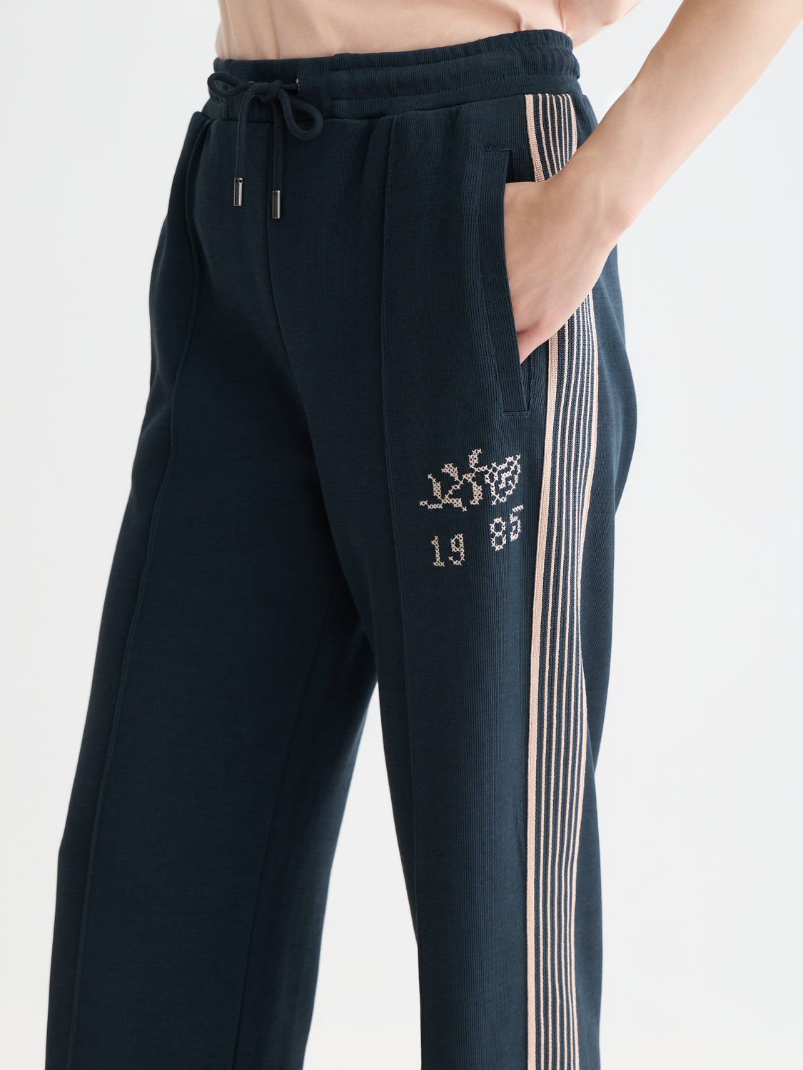 Gray Scotch & Soda interlock sweatpants with elastic waistband and relaxed fit, shown on a model.