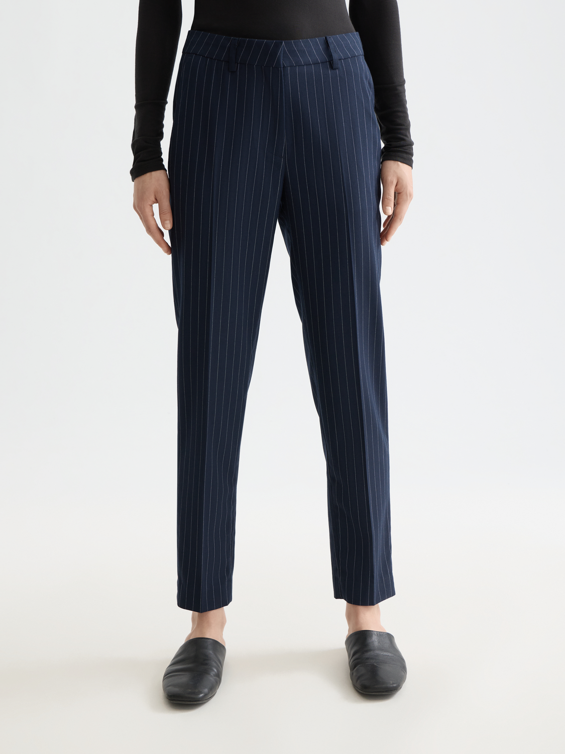 Scotch & Soda Lowry slim-fit pants in dark fabric, front view showing tailored design and clean silhouette.