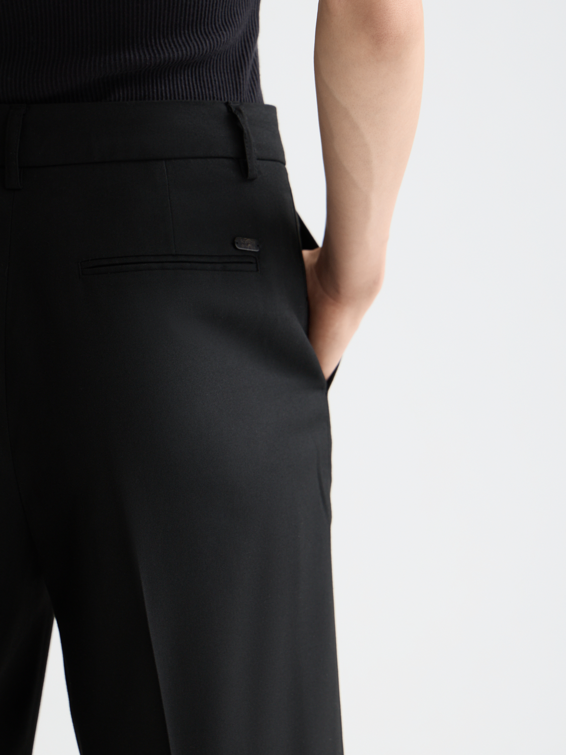 Wide-fit Edie pants by Scotch & Soda, featuring a relaxed silhouette and modern design, displayed on a model.