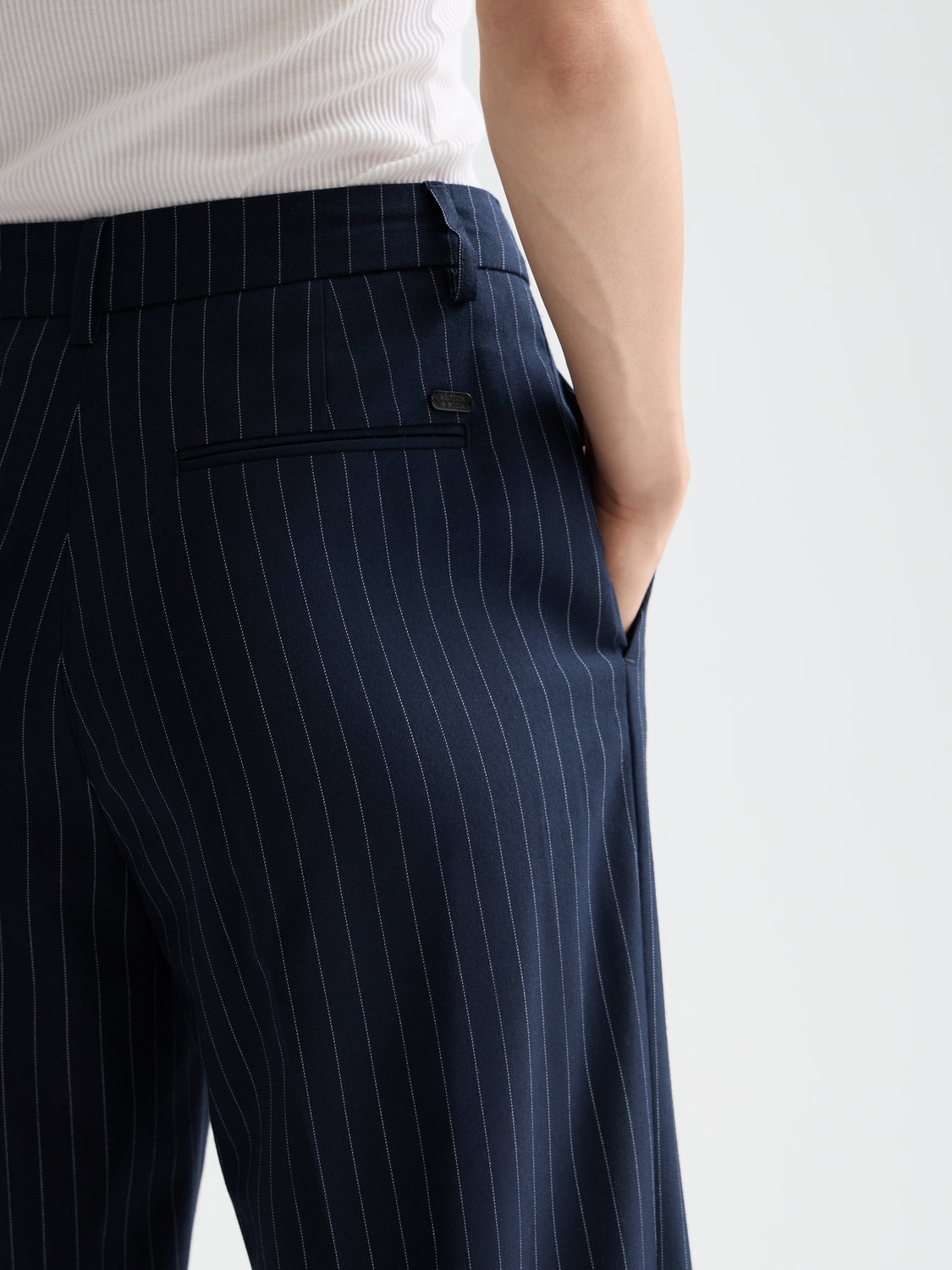 SCOTCH & SODA Edie wide-fit pants in a relaxed style, shown in a neutral fabric with a tailored fit and front pockets.
