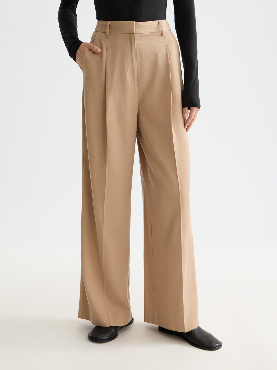 Wide-fit rose-colored pants by Scotch & Soda, featuring a relaxed silhouette and stylish design.