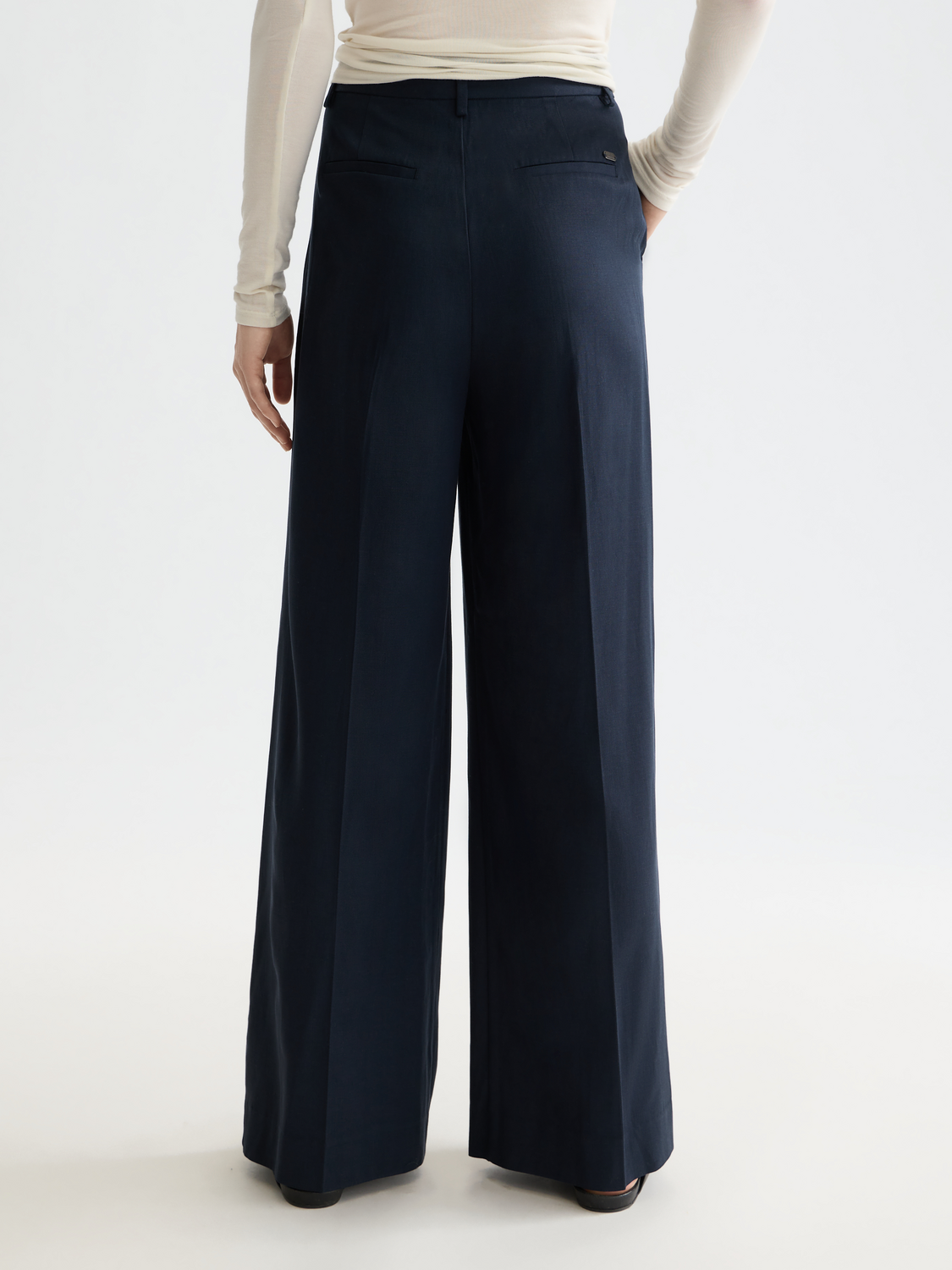 Wide-fit rose-colored pants by Scotch & Soda, shown from the back with a relaxed fit and stylish design.