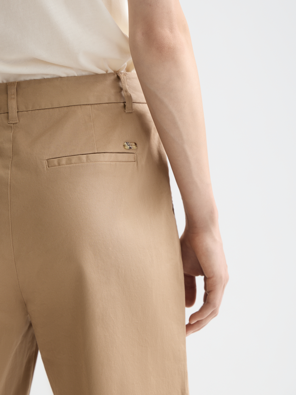 Scotch & Soda Abbott tapered chinos pants in neutral fabric, featuring a slim fit and classic design.