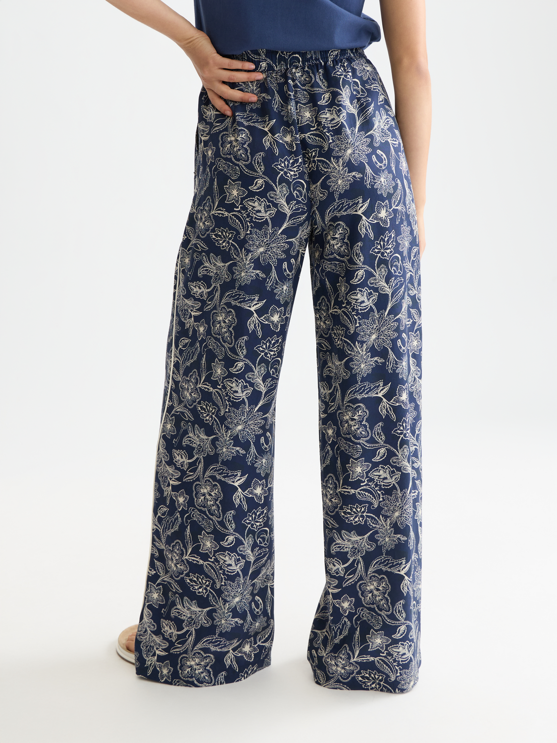 Wide-fit Eleni pants by Scotch & Soda featuring a relaxed fit, high waist, and stylish design, shown from the back.