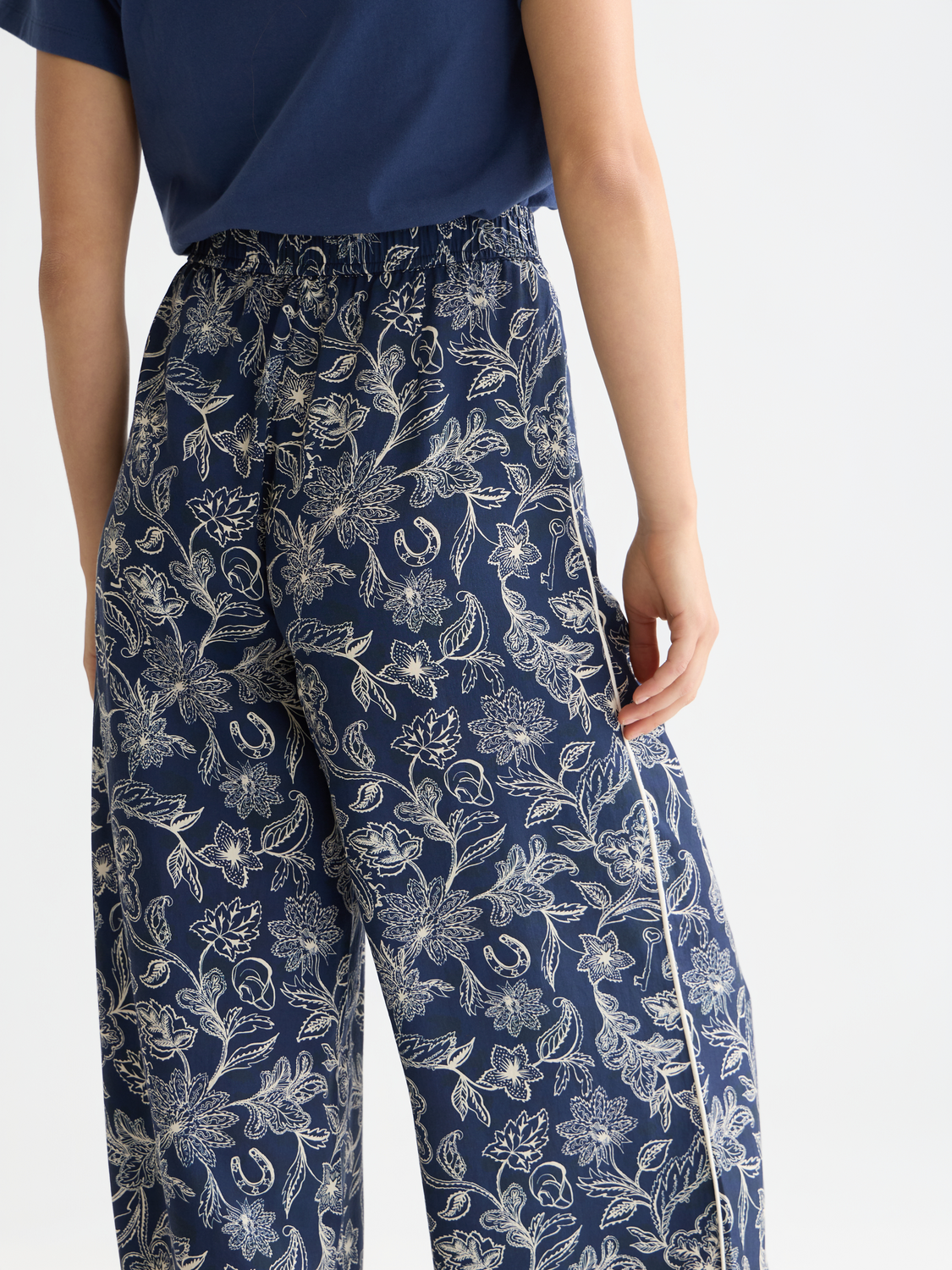 Eleni wide-fit pants by Scotch & Soda, featuring a relaxed silhouette and stylish design, shown in a neutral color.