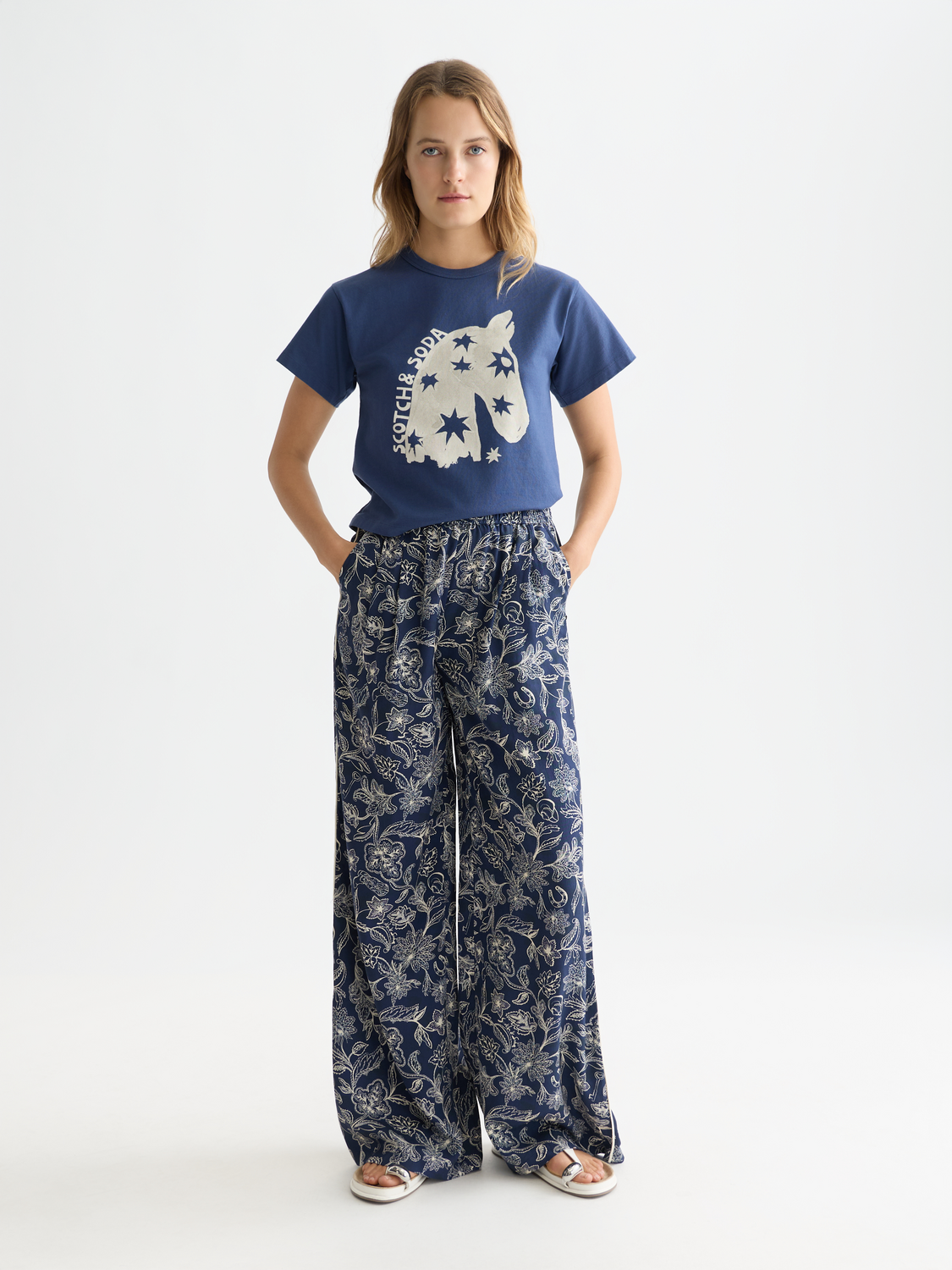 Eleni wide-fit pants by Scotch & Soda shown in a neutral tone, featuring a relaxed fit and stylish design.