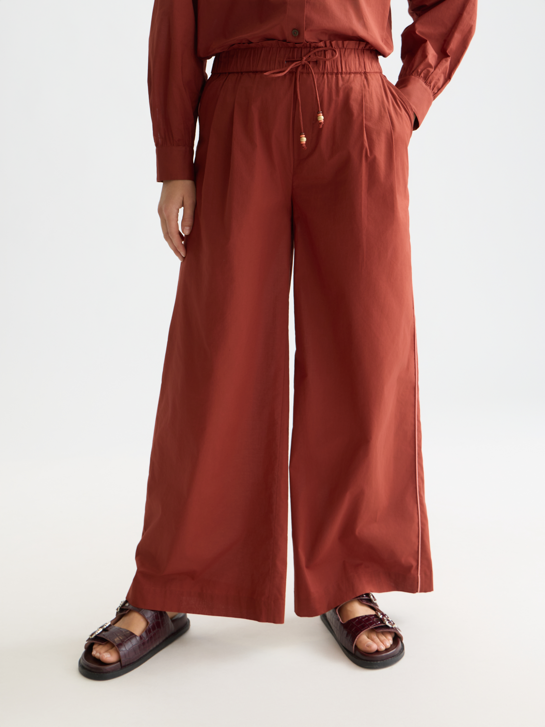 Wide-fit Eleni pants by Scotch & Soda, featuring a relaxed fit and casual style, shown in a neutral fabric and design.