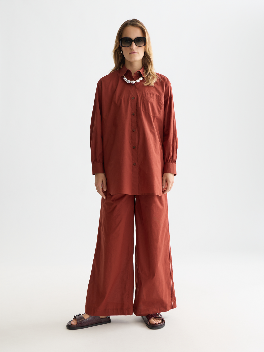 Eleni wide-fit pants by Scotch & Soda, featuring a relaxed fit and stylish design, shown in a natural fabric and color.