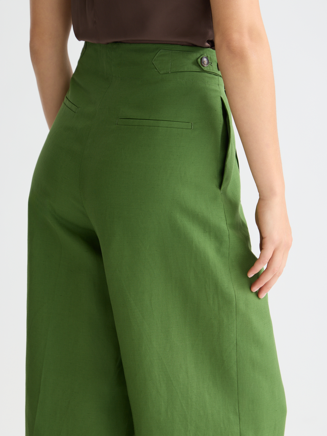 Wide-fit Lou pants by Scotch & Soda in beige, featuring a relaxed fit, front pockets, and casual style.